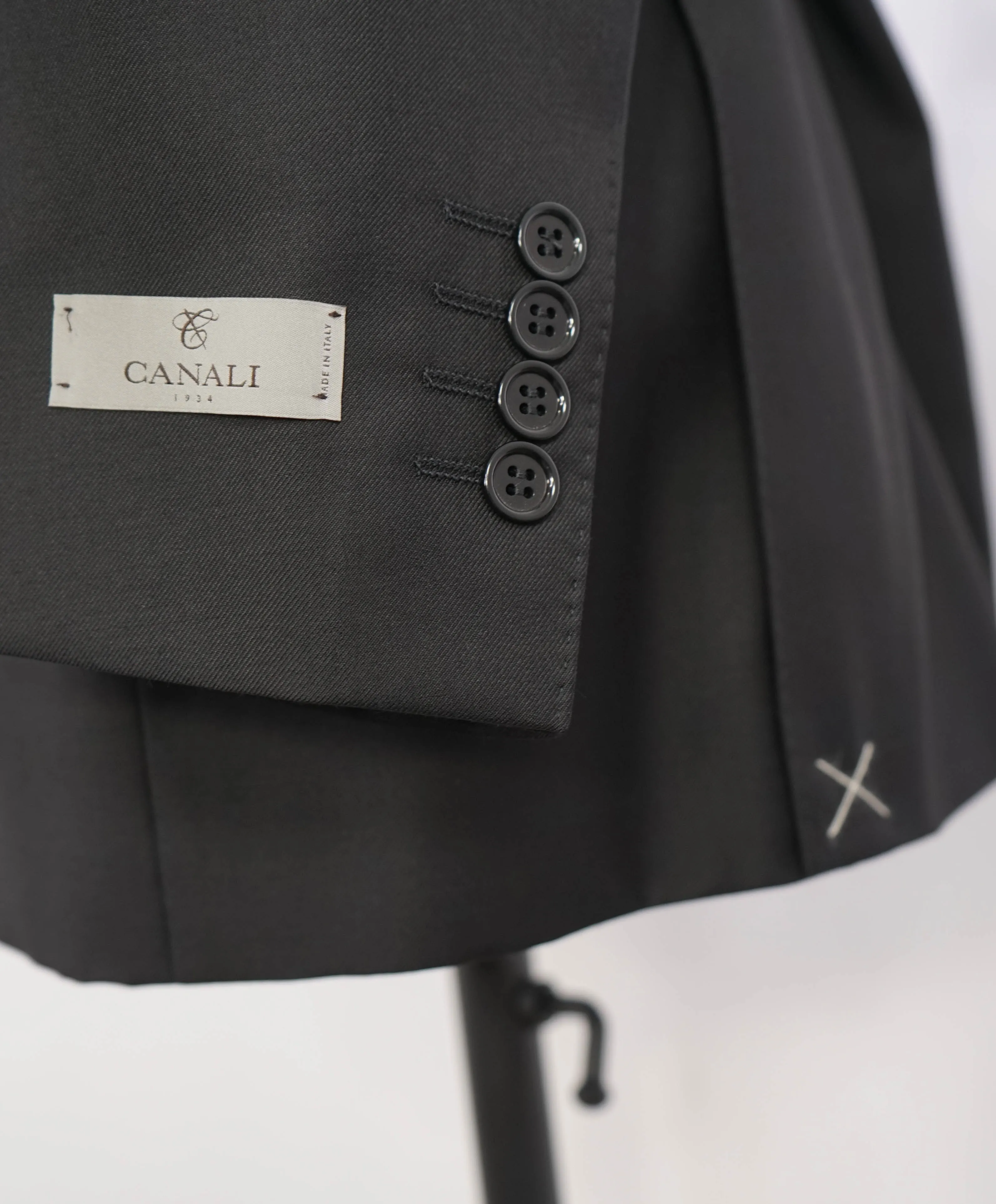 $2,195 CANALI - *CLOSET STAPLE* Black 2-Piece Suit - 38R 31W