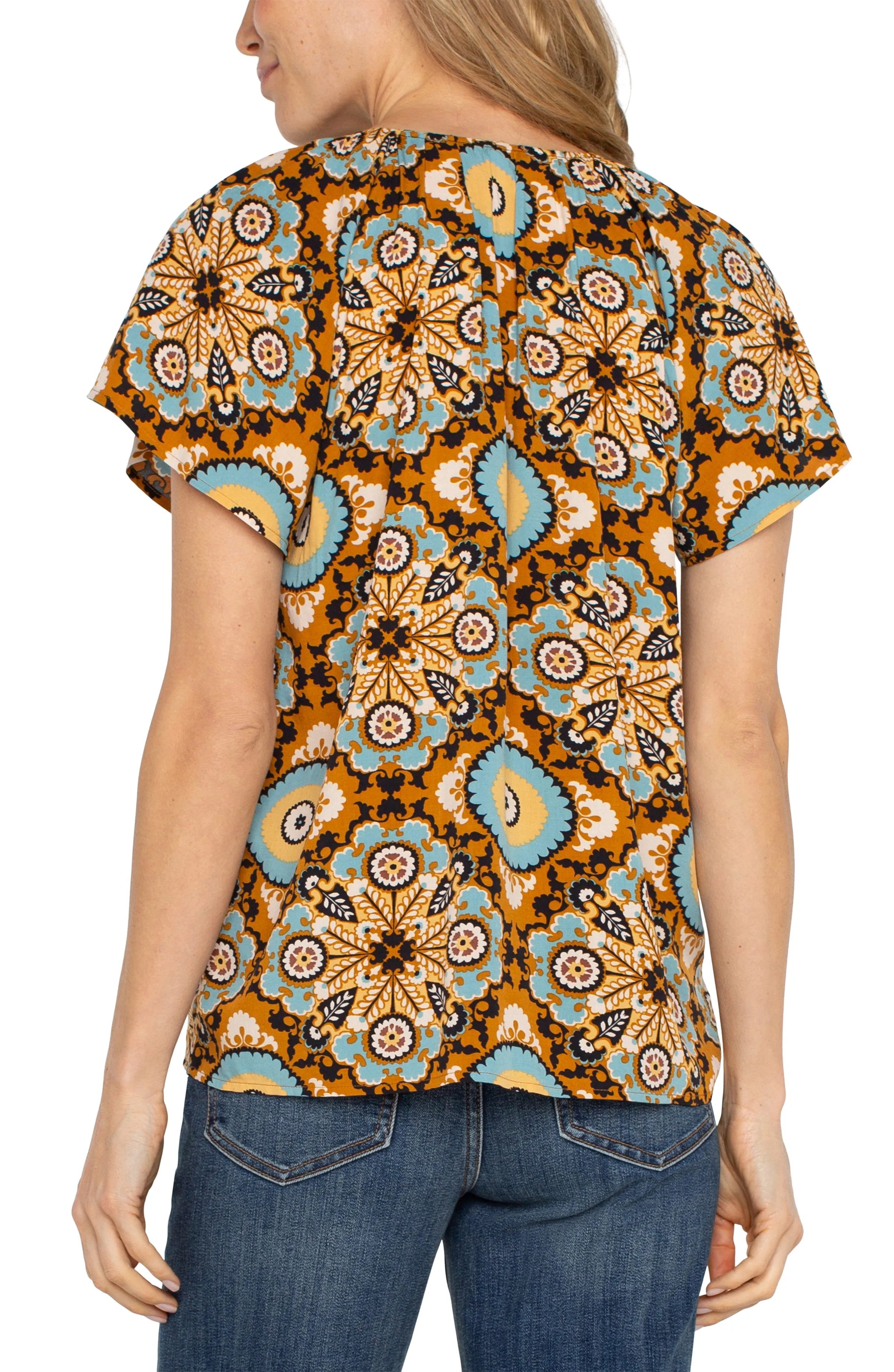 Short Flutter Slv Printed Top w Cut Out Neck w Button Detail