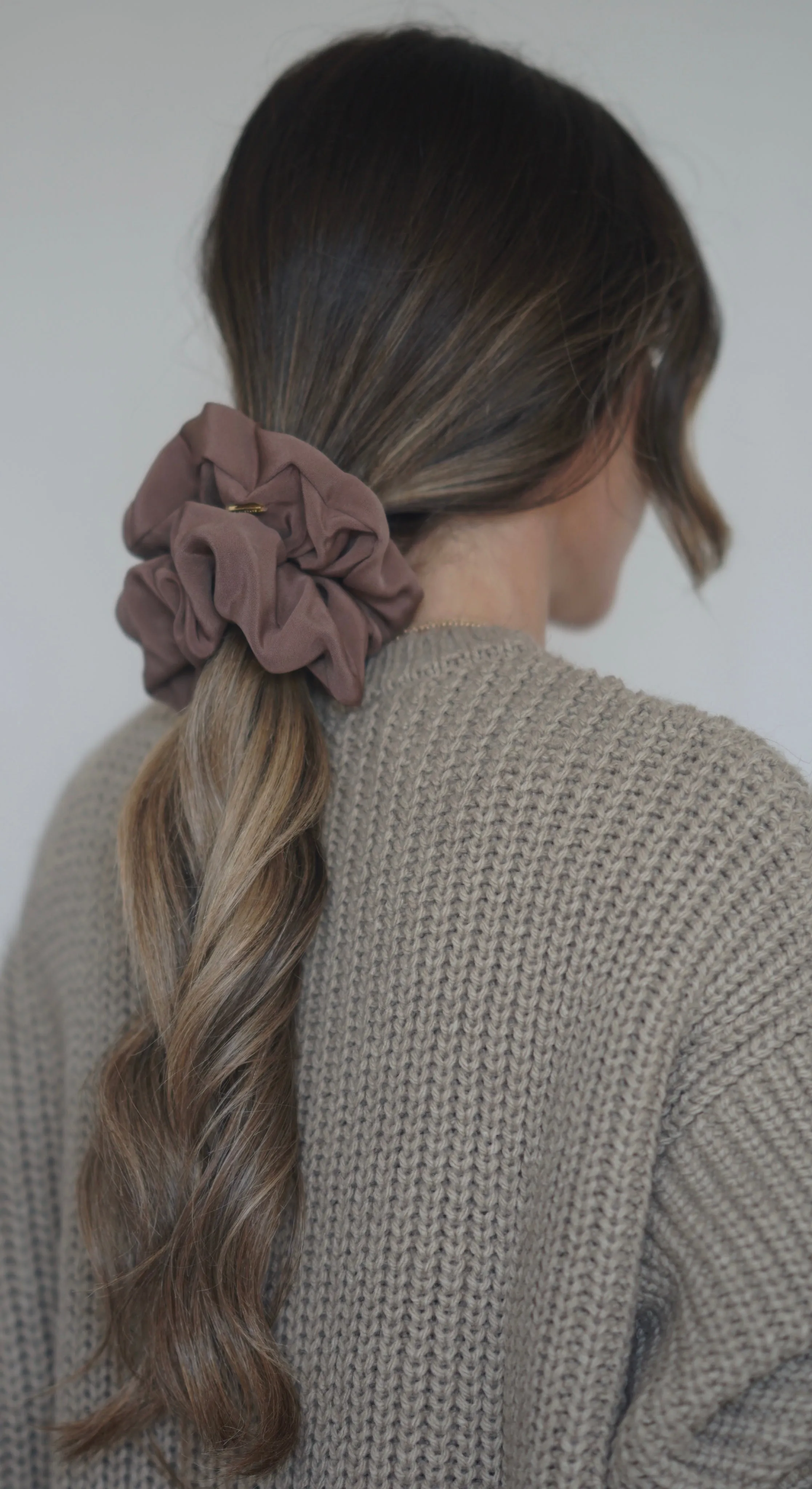 THE ALICE SCRUNCHIE MEDIUM - SADDLE
