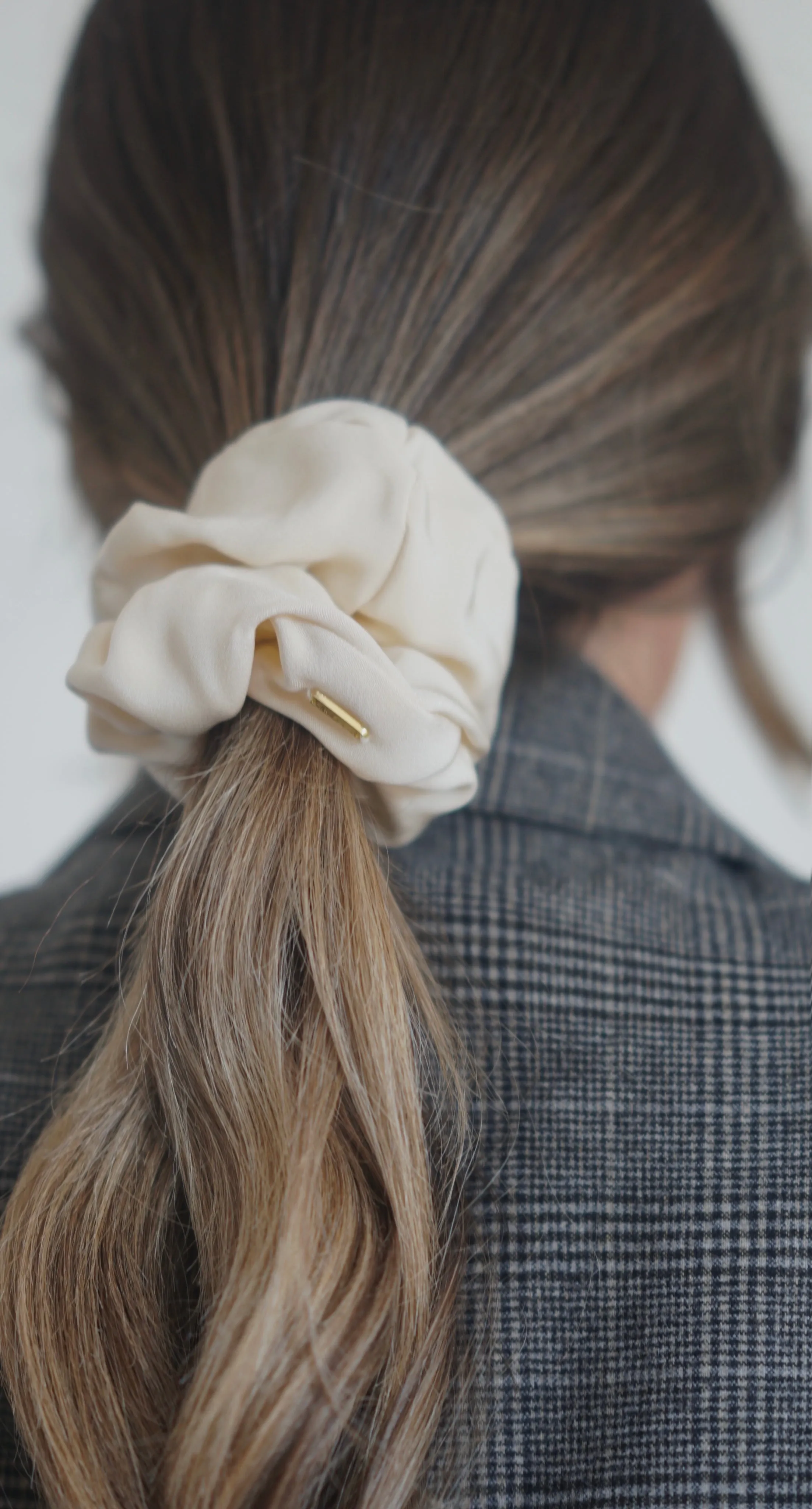 THE ALICE SCRUNCHIE SMALL - PORCELAIN