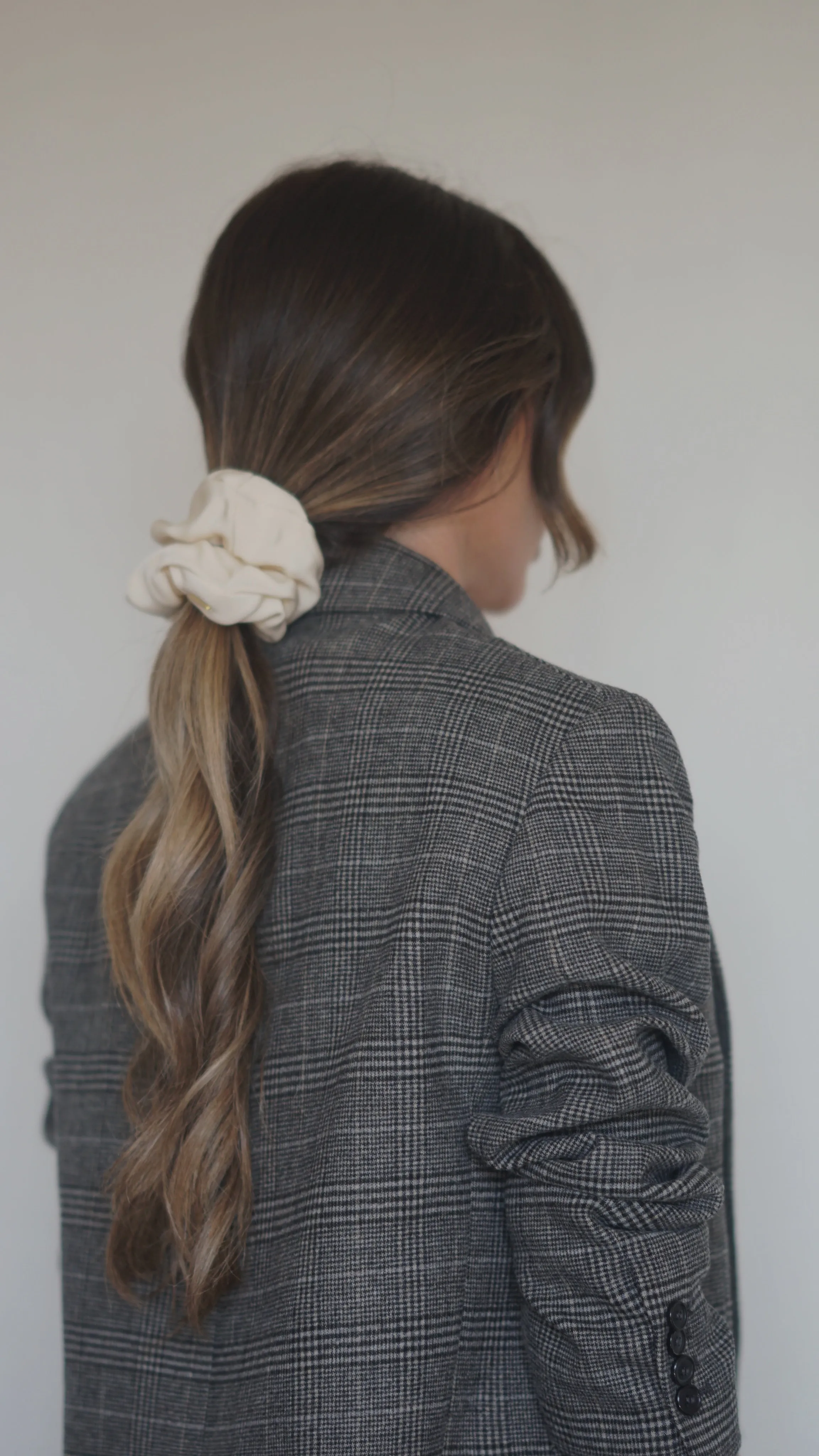 THE ALICE SCRUNCHIE SMALL - PORCELAIN